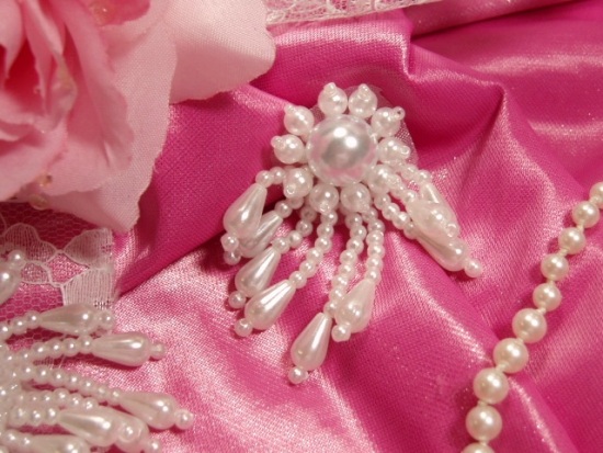 White Pearl Dangle Beaded Applique  0043