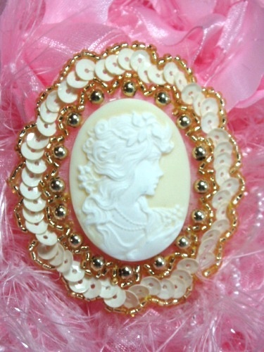 0389  Ivory Victorian Cameo Sequin Beaded Applique 2.5"