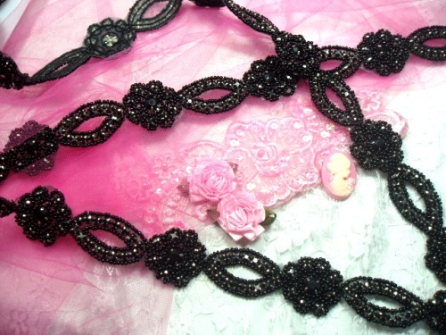 0474  Black Rhinestone Jewel Floral Trim 1.25"