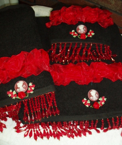 0500   3 Piece Black Red Victorian Cameo Towel Set