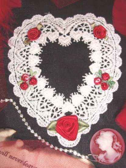 VG7  White Red Picture Frame Venise Lace Heart Applique 4.5"