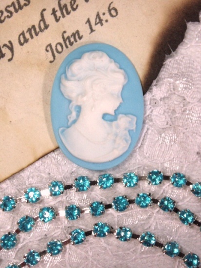 E2534  Aqua Turquoise Elegant Rhinestone Chain Sewing Trim 1/8"