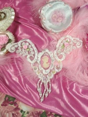 VG15   White Pink Venise Lace  Cameo  Applique 6"