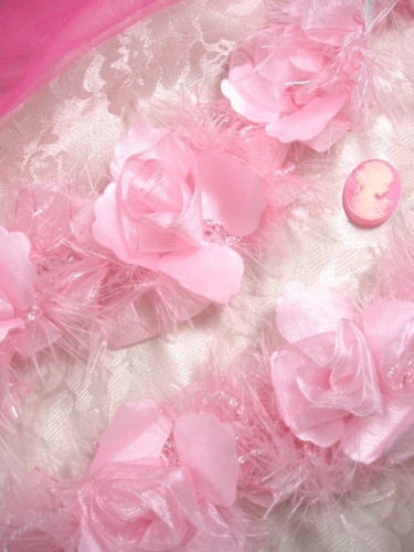 E5665 Lt Pastel Pink Rose Floral Stretchy Sewing Trim