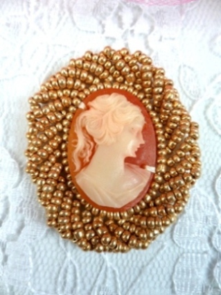 FS853 Gold Cameo Applique 1.5"