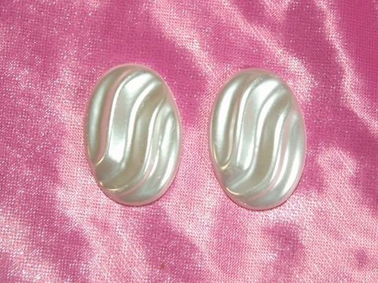 L42  Set of ( 2 ) Pearl Antique White Oval Swirl Acrylic Appliques 1.25"