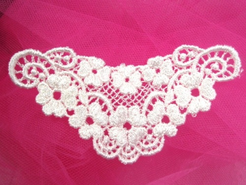 L69  Ivory Venise Lace Applique 4"