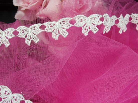 C47  White Venise Lace Victorian Bow Sewing Trim 1"