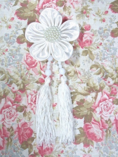 VD6  White Floral Dangle Beaded Tassel Applique 6"