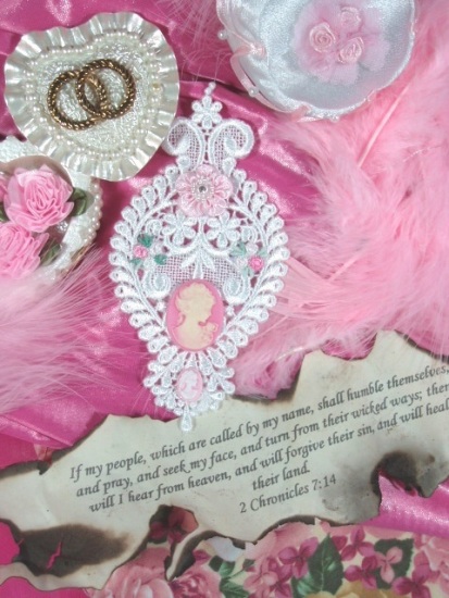 VG10   White Pink Venise Lace Cameo  Applique 5.5"