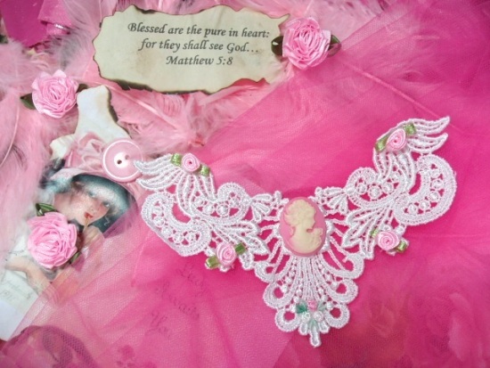 VG3   White Pink Venise Lace Cameo Collar Applique 6.25"