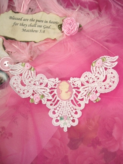 VG3   White Pink Venise Lace Cameo Collar Applique 6.25"