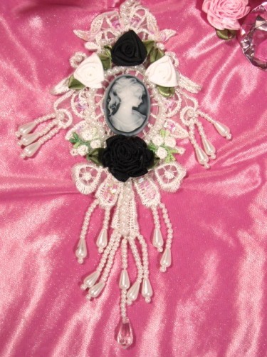 VG32  White Black Venise Lace Cameo Applique 7.5"