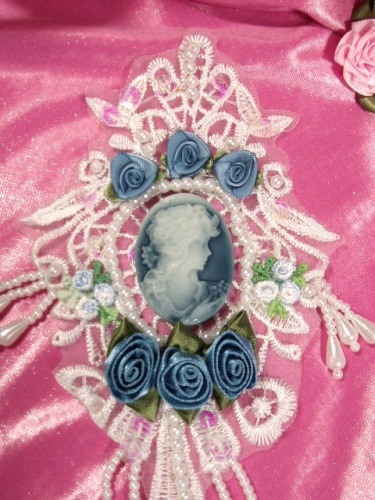 VG34  White Blue Venise Lace Cameo Applique 7.5"