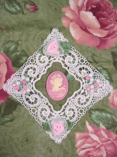 VG4   White Pink Venise Lace Cameo Applique 6"