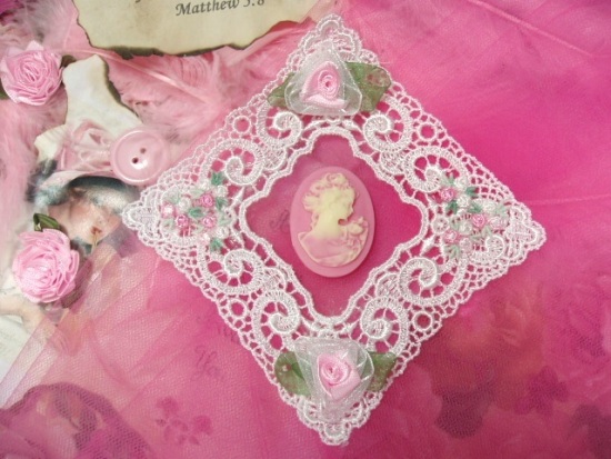 VG4   White Pink Venise Lace Cameo Applique 6"