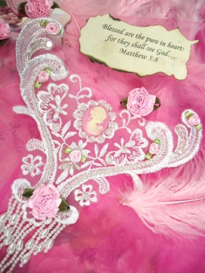 VG5   White Pink Venise Lace Cameo Bodice Applique 8.5"