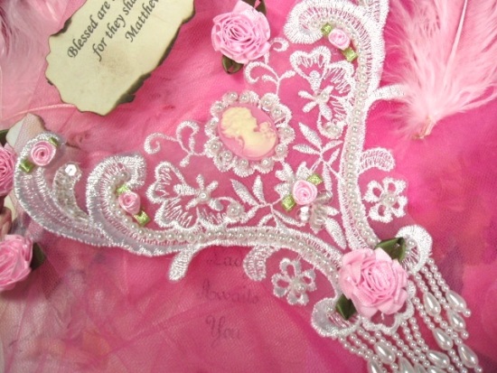 VG5   White Pink Venise Lace Cameo Bodice Applique 8.5"