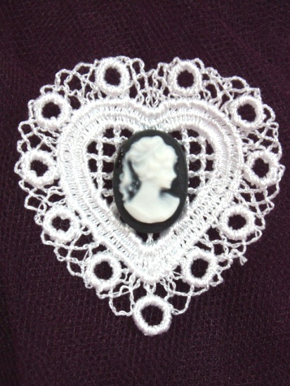 VG6   White Venise Lace Black Cameo Heart Applique 2"