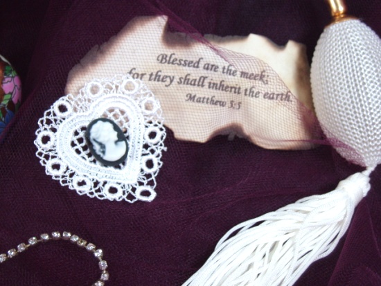 VG6   White Venise Lace Black Cameo Heart Applique 2"
