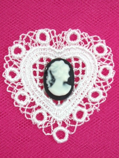 VG6   White Venise Lace Black Cameo Heart Applique 2"