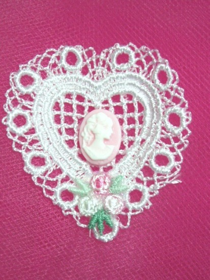 VG8   White Pink Venise Lace Cameo Heart Applique 2"