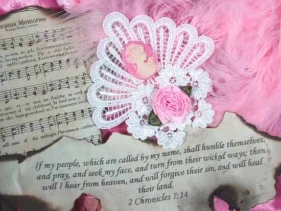 VG9   White Pink Venise Lace Cameo  Applique 4"