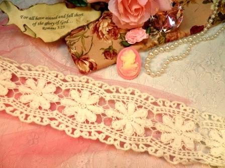 C113 Antique White Cotton Victorian Venice Lace Trim  2.5"