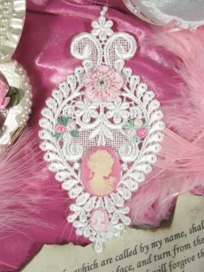 VG10   White Pink Venise Lace Cameo  Applique 5.5"