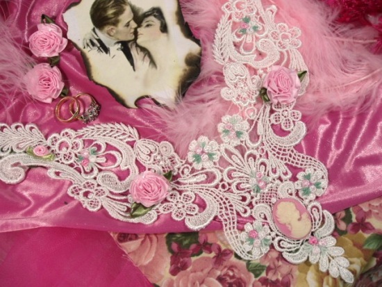 VG11  White Pink Venise Lace Cameo Collar Applique 10"