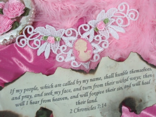 VG12 White Pink Venise Lace Cameo  Applique 5.5"