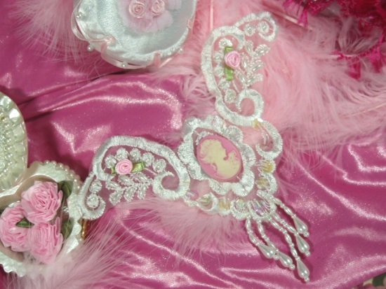 VG15   White Pink Venise Lace  Cameo  Applique 6"