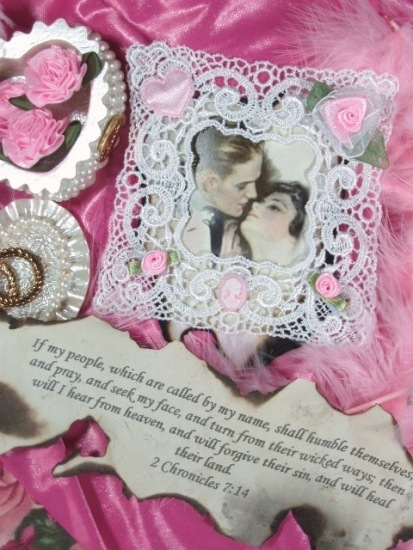 VG17  White Pink Venise Lace Picture Frame Cameo  Applique 4"