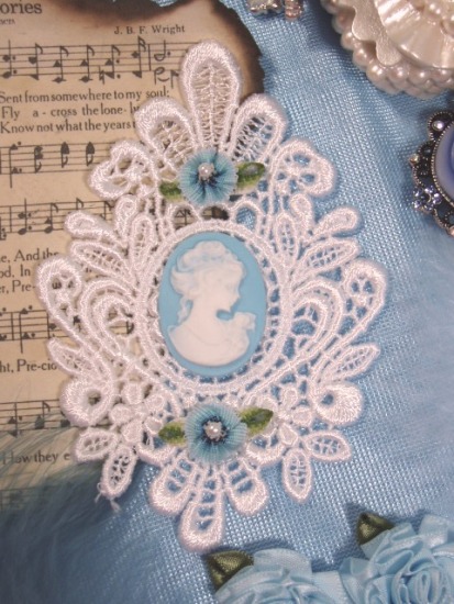 VG19  White Blue Venise Lace Cameo  Applique 4"