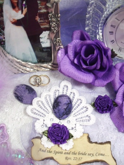 VG21   White Purple Venise Lace Cameo  Applique 4"