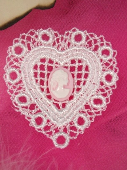 VG2   White Pink Venise Lace Cameo Heart Applique 2"