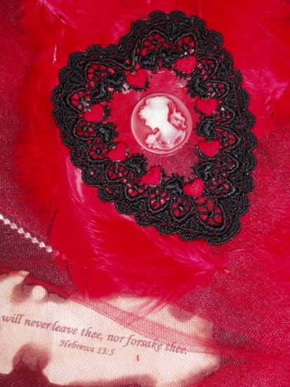 VG23   Black Red Venise Lace Cameo Heart Applique 4.5"