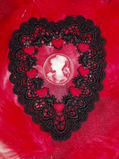 VG23   Black Red Venise Lace Cameo Heart Applique 4.5"