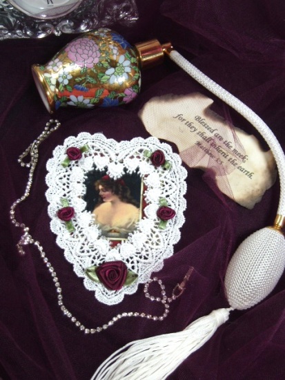 M2   White Burgundy Venise Lace Heart Picture Frame Magnet  Applique 4.5"