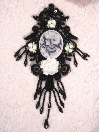 VG28  Black White Venise Lace Cameo Applique 7.5"