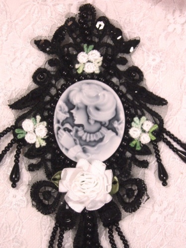 VG28  Black White Venise Lace Cameo Applique 7.5"