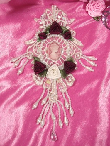 VG38  Ivory  Rose Venise Lace Cameo Applique 7.5"