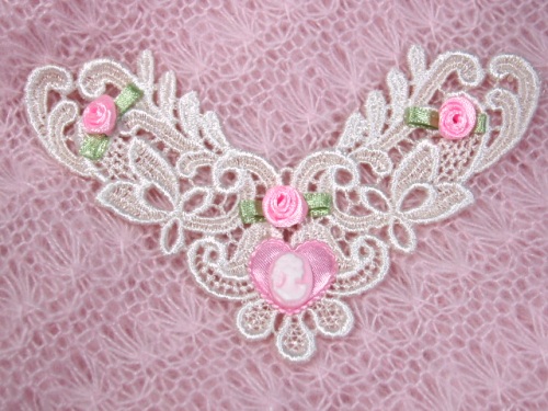 VG46  Ivory Pink Cameo Venise Lace Applique 5"