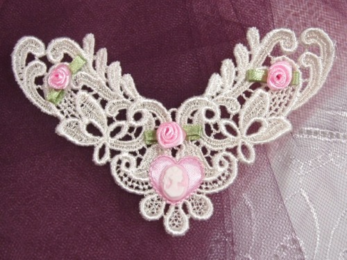 VG46  Ivory Pink Cameo Venise Lace Applique 5"
