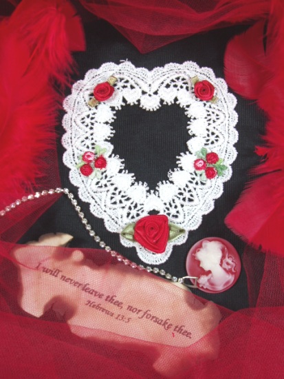 VG7  White Red Picture Frame Venise Lace Heart Applique 4.5"