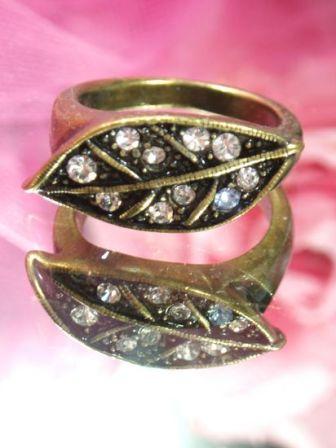 618  Clear  Antique Gold Vintage Rhinestone Ring sz 8