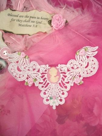 VG3   White Pink Venise Lace Cameo Collar Applique 6.25"