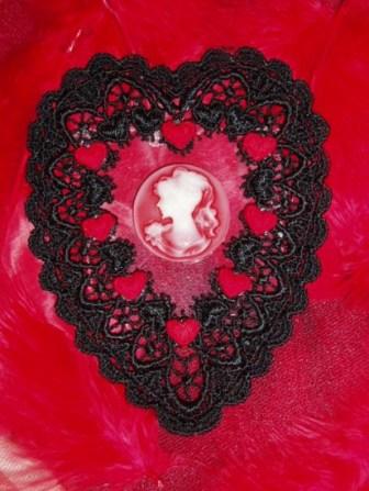 VG23   Black Red Venise Lace Cameo Heart Applique 4.5"