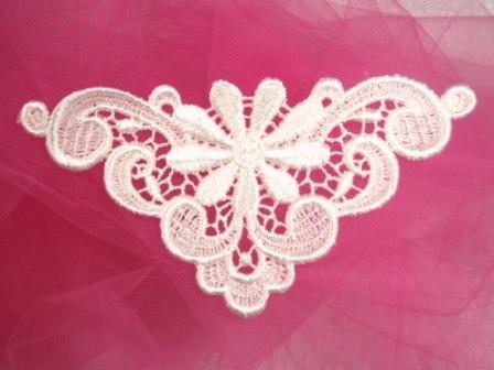L68  Ivory Venise Lace  Collar Applique 5.75"