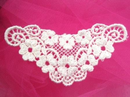 L69  Ivory Venise Lace Applique 4"